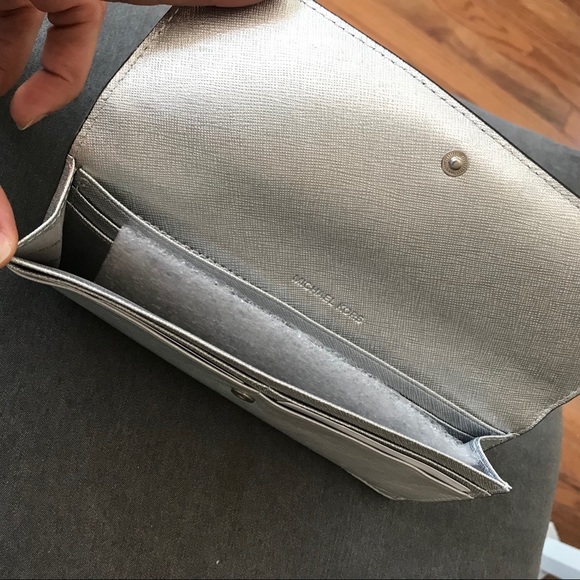 LAST 1 ⭐️ Authentic MK silver leather flat wallet - Picture 6 of 7
